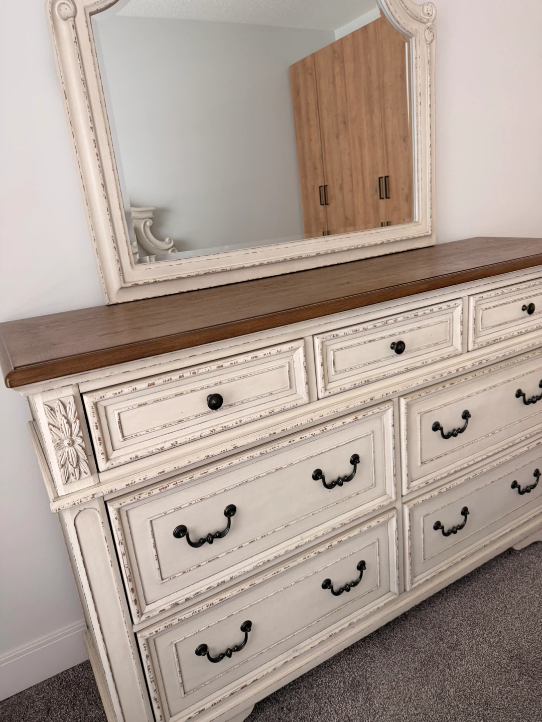 Stunning Ashley Bedroom Set – Like New! - photo 5
