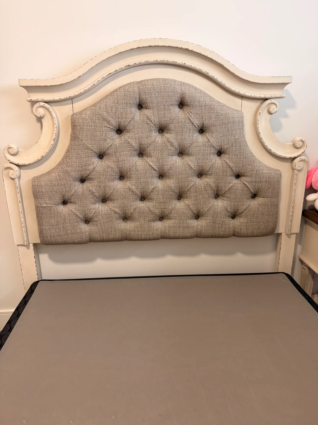 Stunning Ashley Bedroom Set – Like New! - photo 2