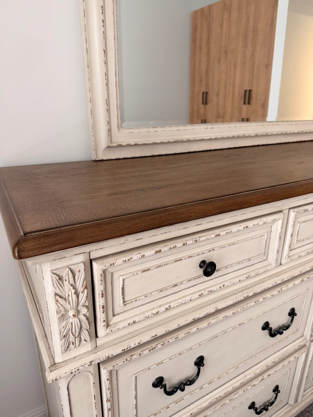 Stunning Ashley Bedroom Set – Like New! - photo 4