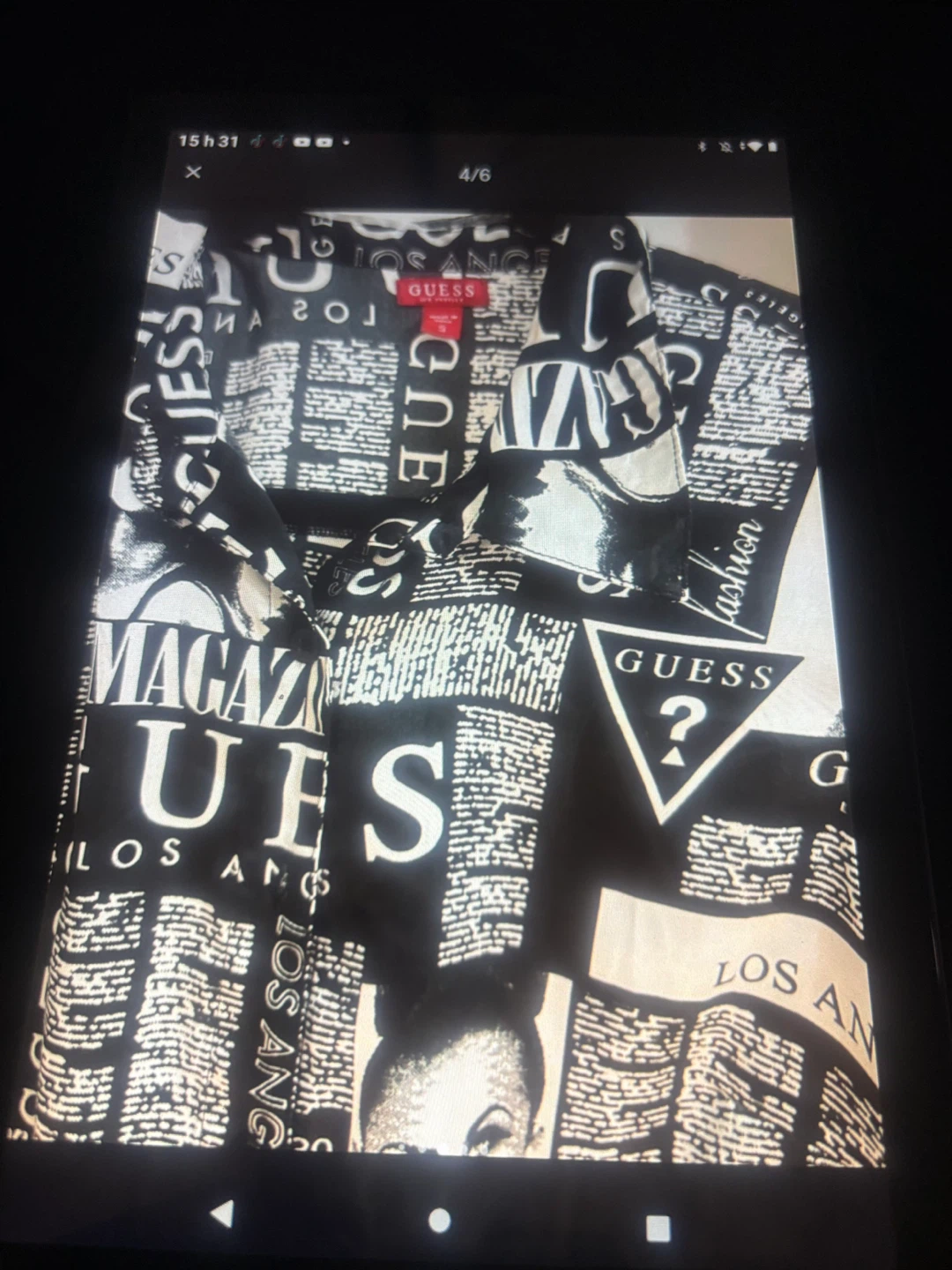 Chemise Guess à motifs journal - photo 4