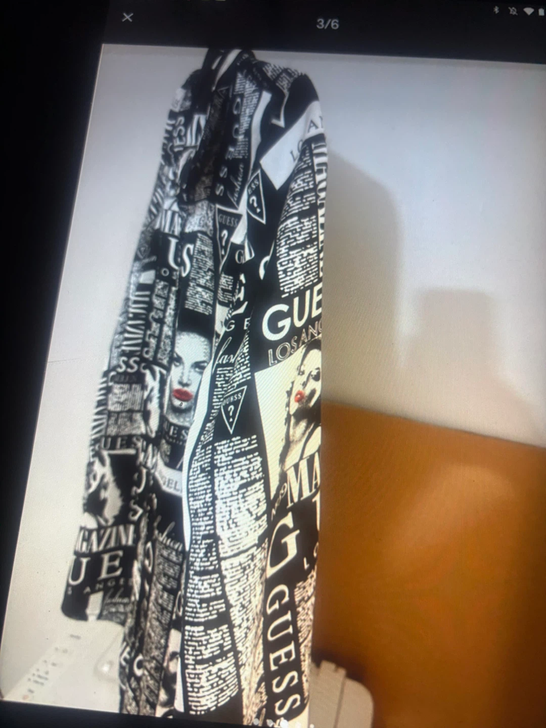 Chemise Guess à motifs journal - photo 3
