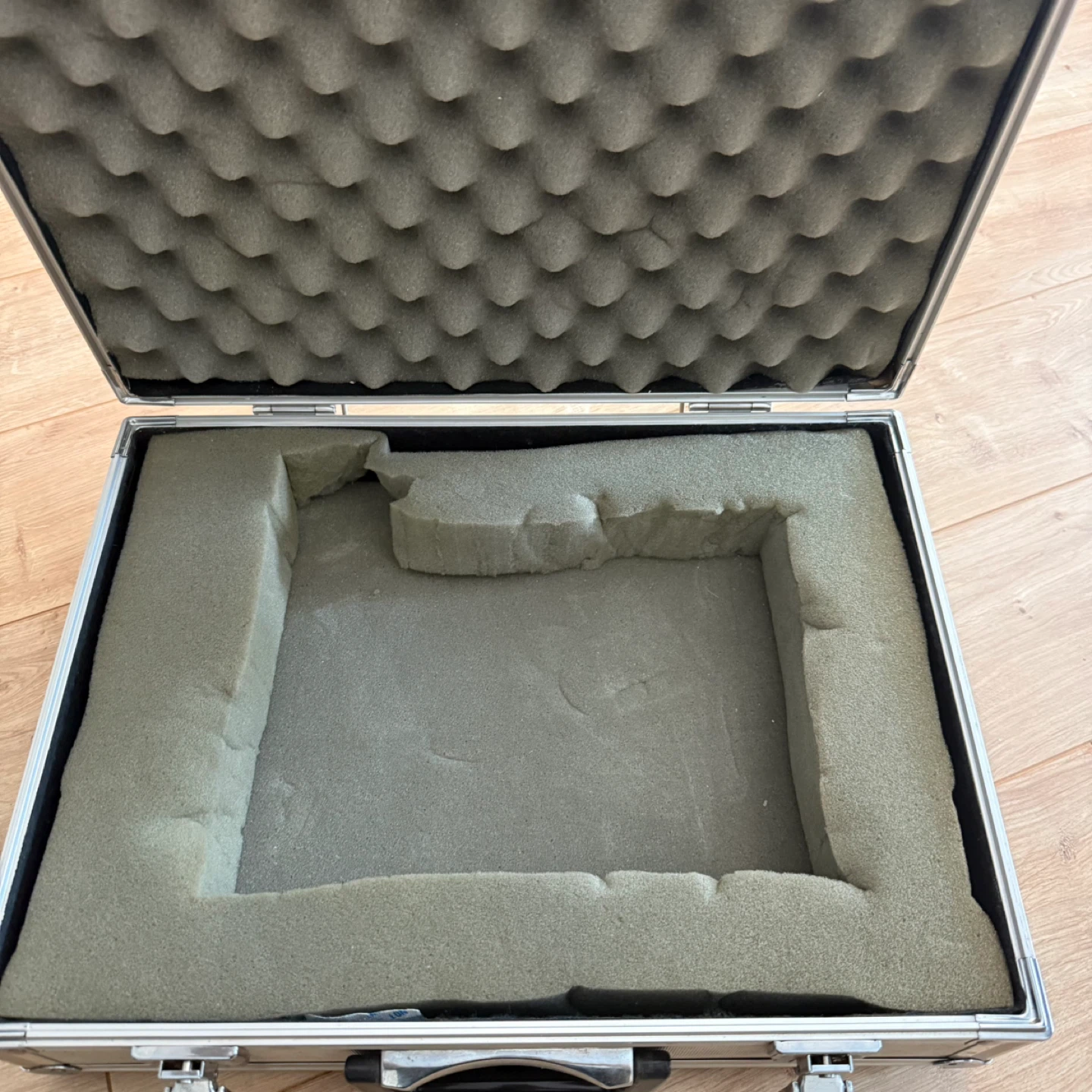 Vintage Camera Hard Case with Foam Padding - photo 2