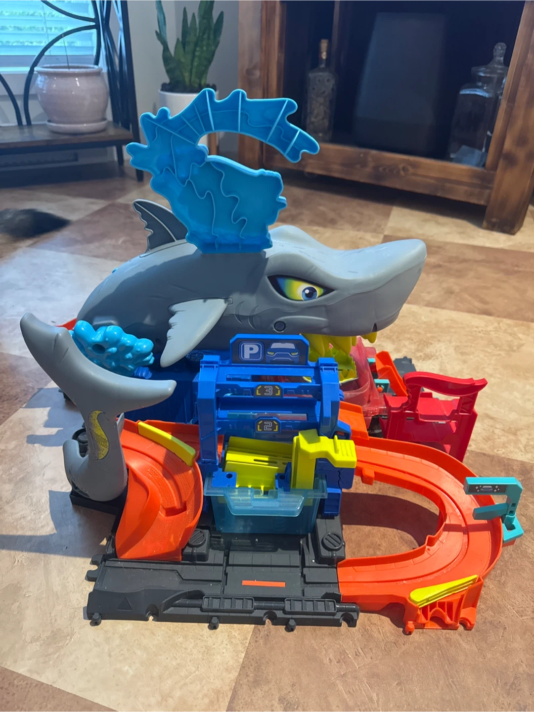 Hot Wheels Color Reveal Shark Station Playset