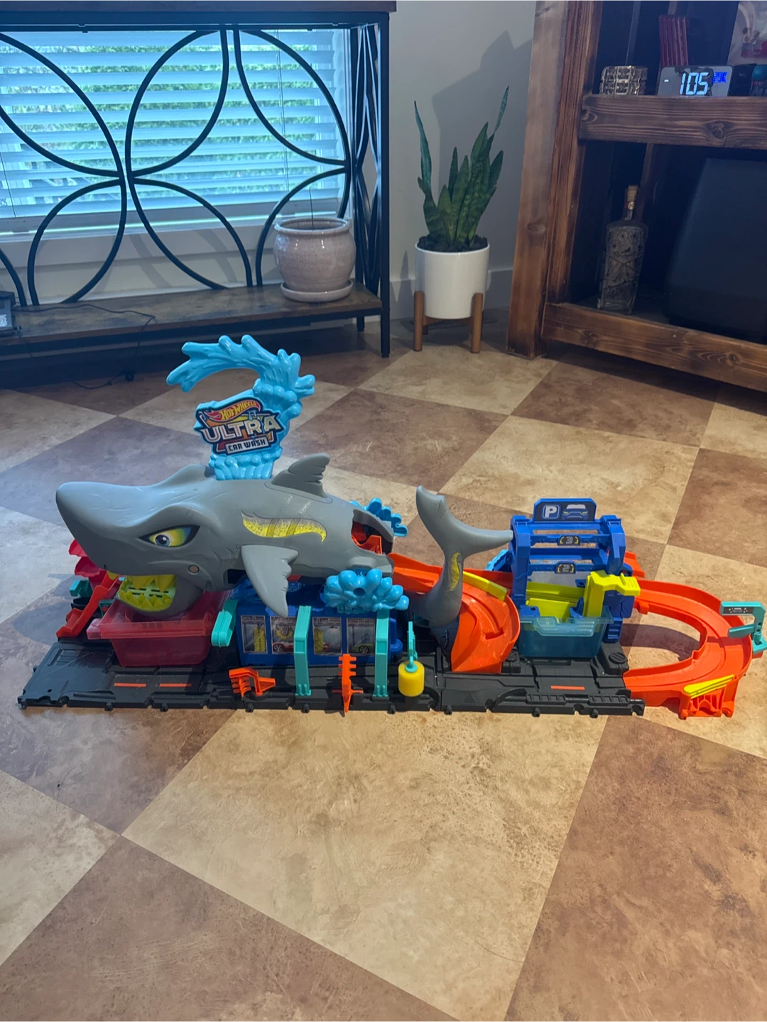 Hot Wheels Color Reveal Shark Station Playset - photo 2