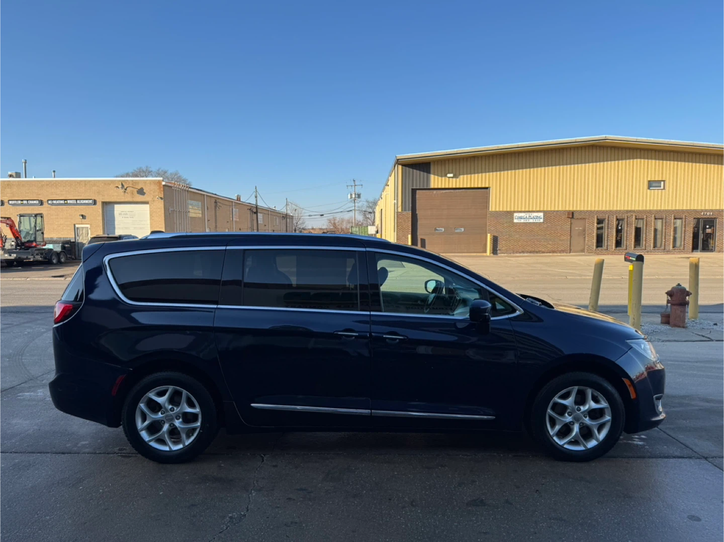 2017 Chrysler Pacifica · Touring-L Plus Minivan 4D - photo 2