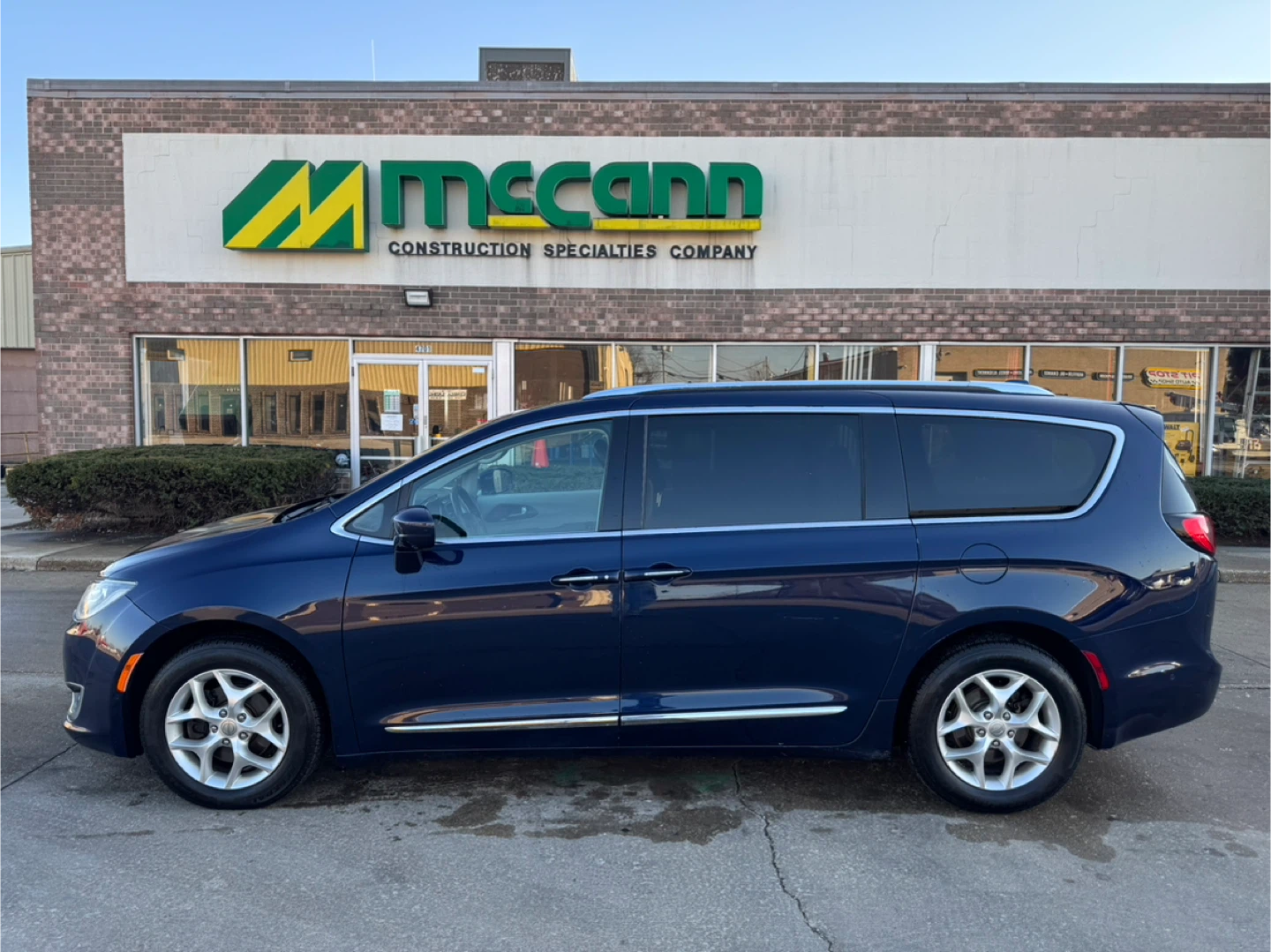 2017 Chrysler Pacifica · Touring-L Plus Minivan 4D - photo 4