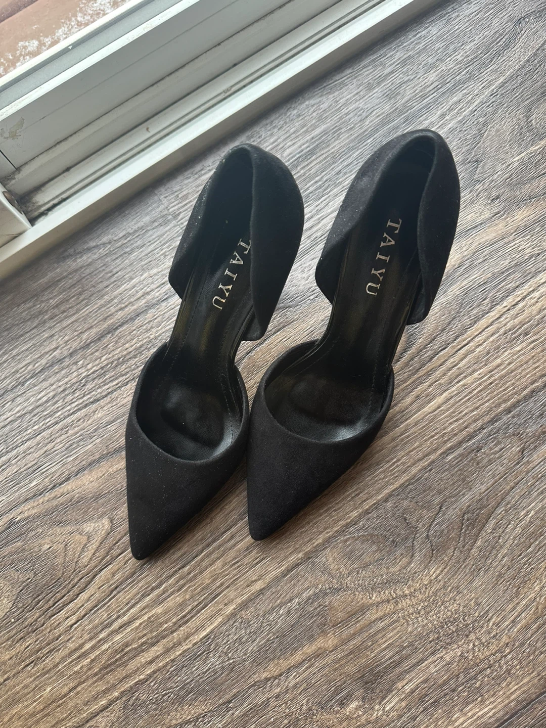 Women’s Black Velvet Pumps