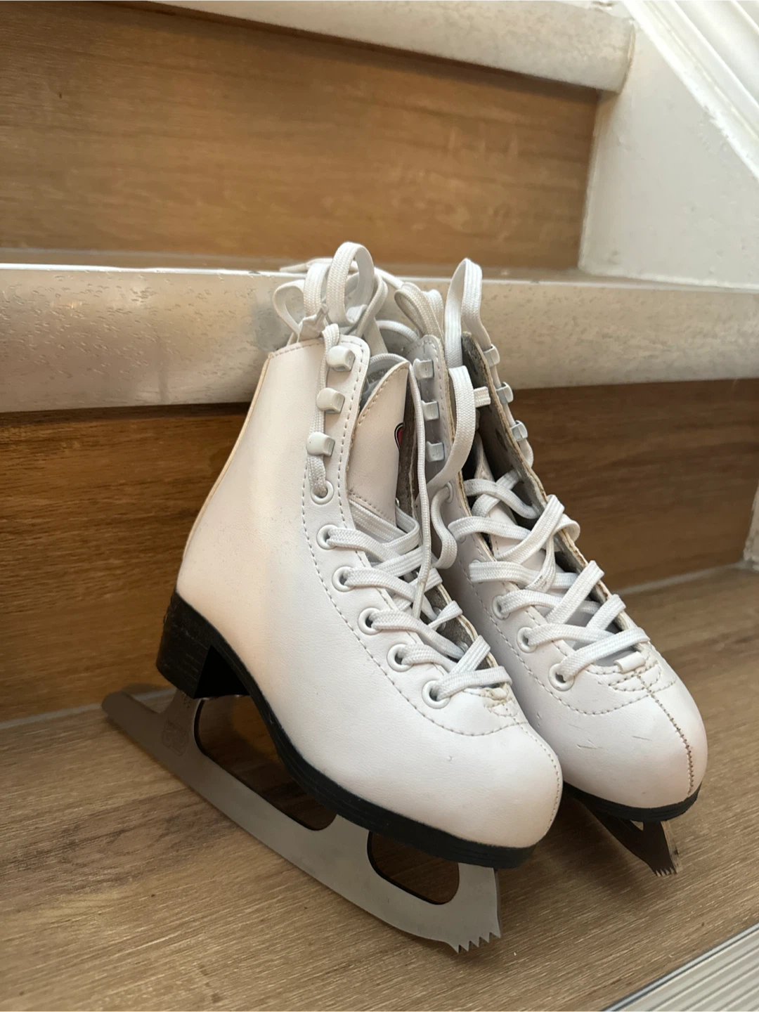 White Figure Skates. Good as new. - photo 2