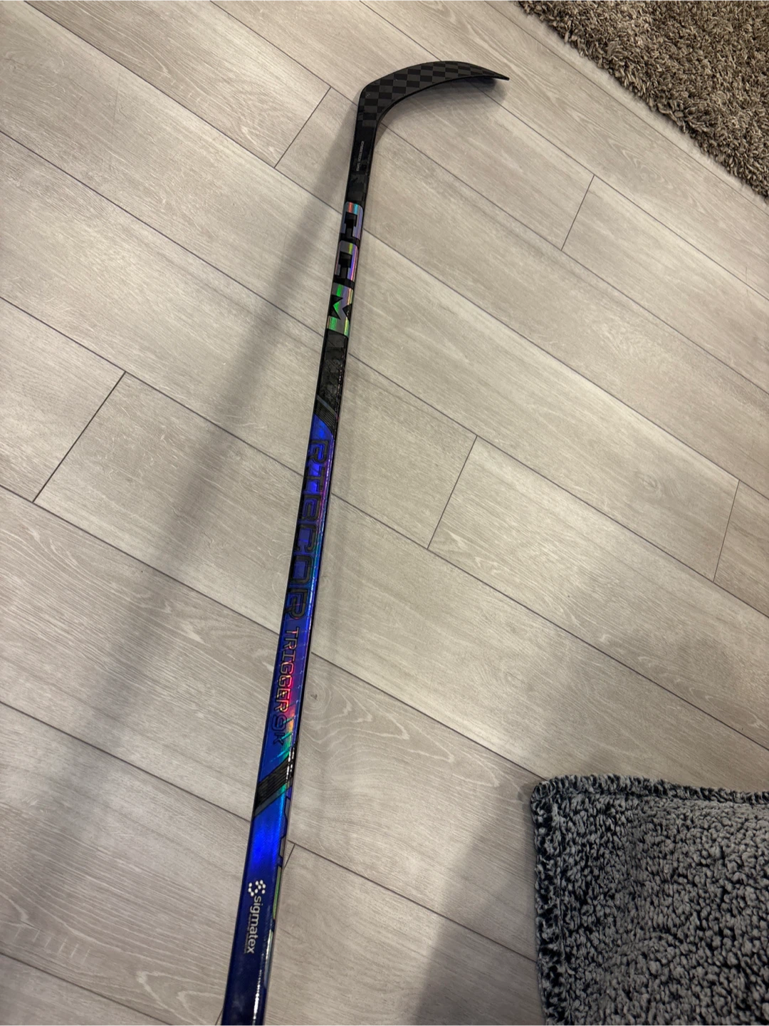 Left hand CCM trigger 9k, Jr 40 flex, p28 curve hockey stick