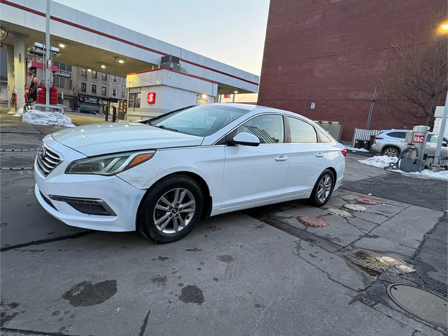 White Hyundai Sonata