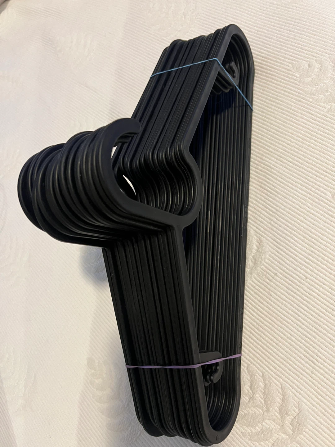Set of 17 Grey velvet and 17 black plastic Hangers - photo 2