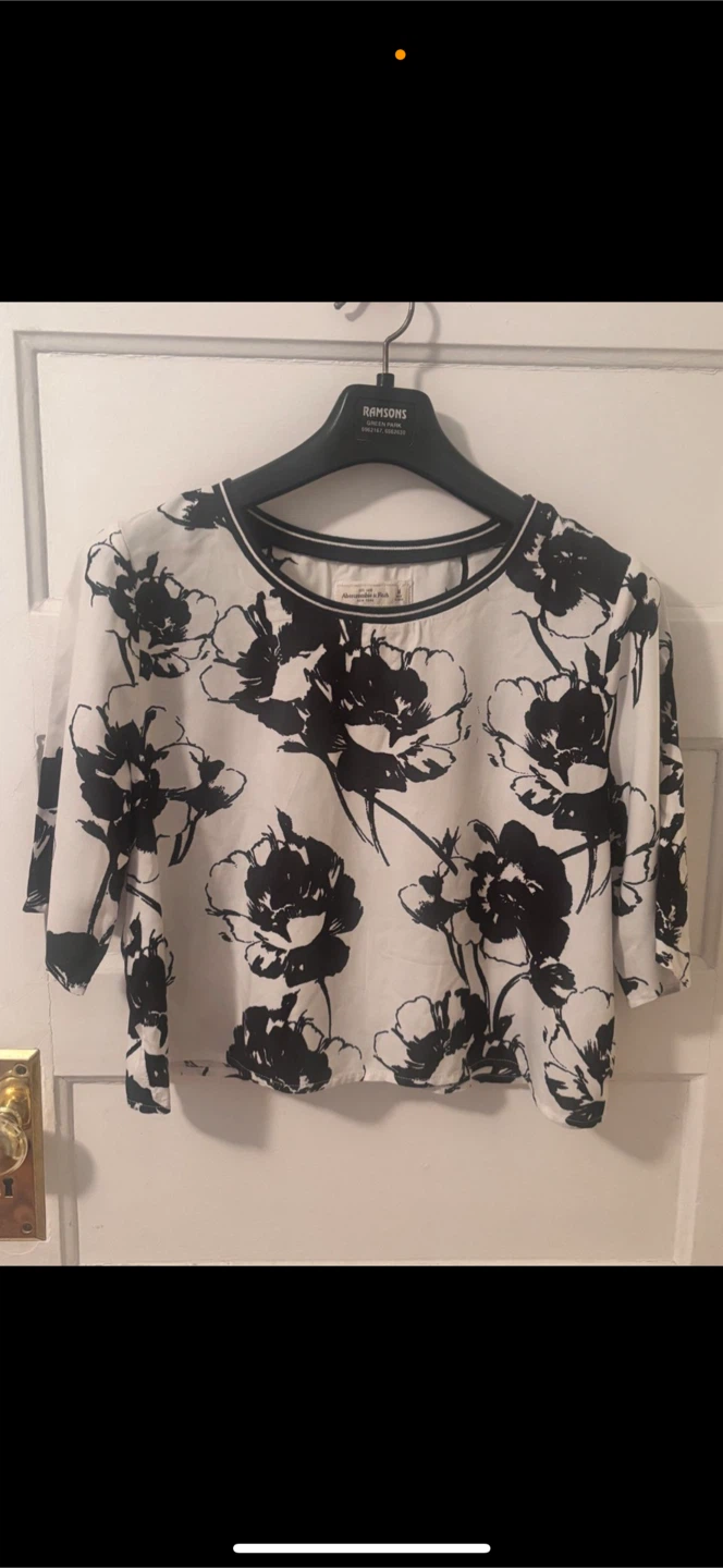Abercrombie & Fitch Black and White Floral Crop Top - Size M - photo 2