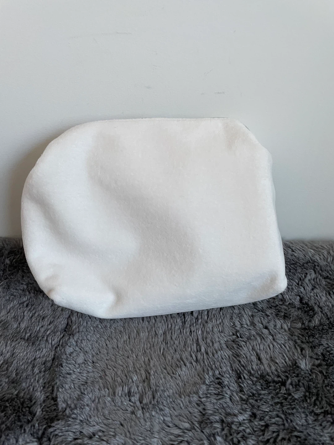 Guerlain White Cosmetic Bag - photo 2