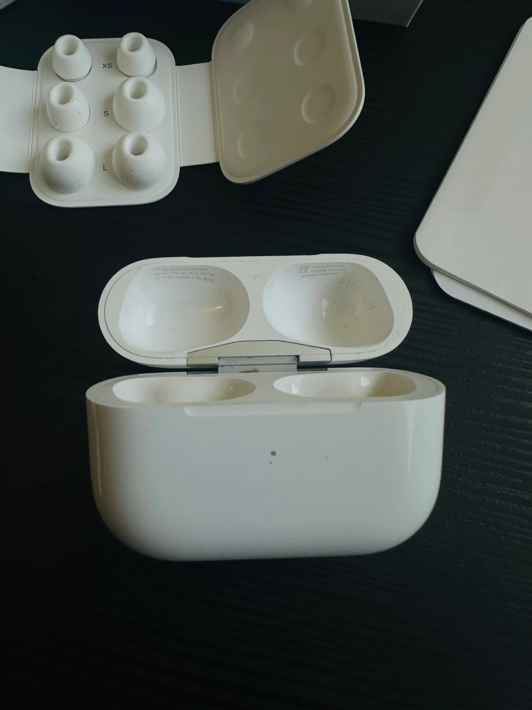 Apple AirPods Pro (2st Gen) Charging Case & left Ear bud ONLY - photo 4