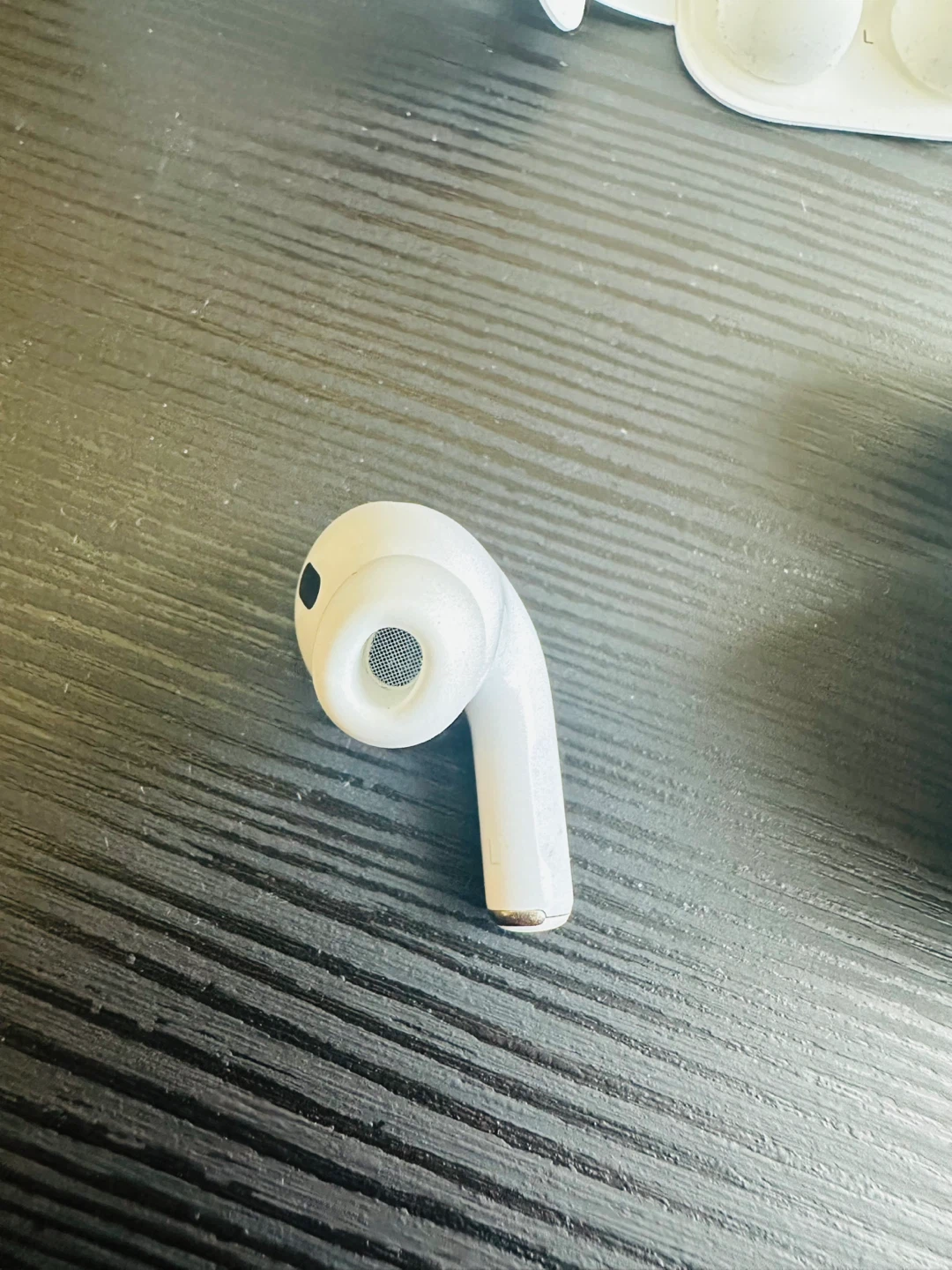 Apple AirPods Pro (2st Gen) Charging Case & left Ear bud ONLY - photo 3