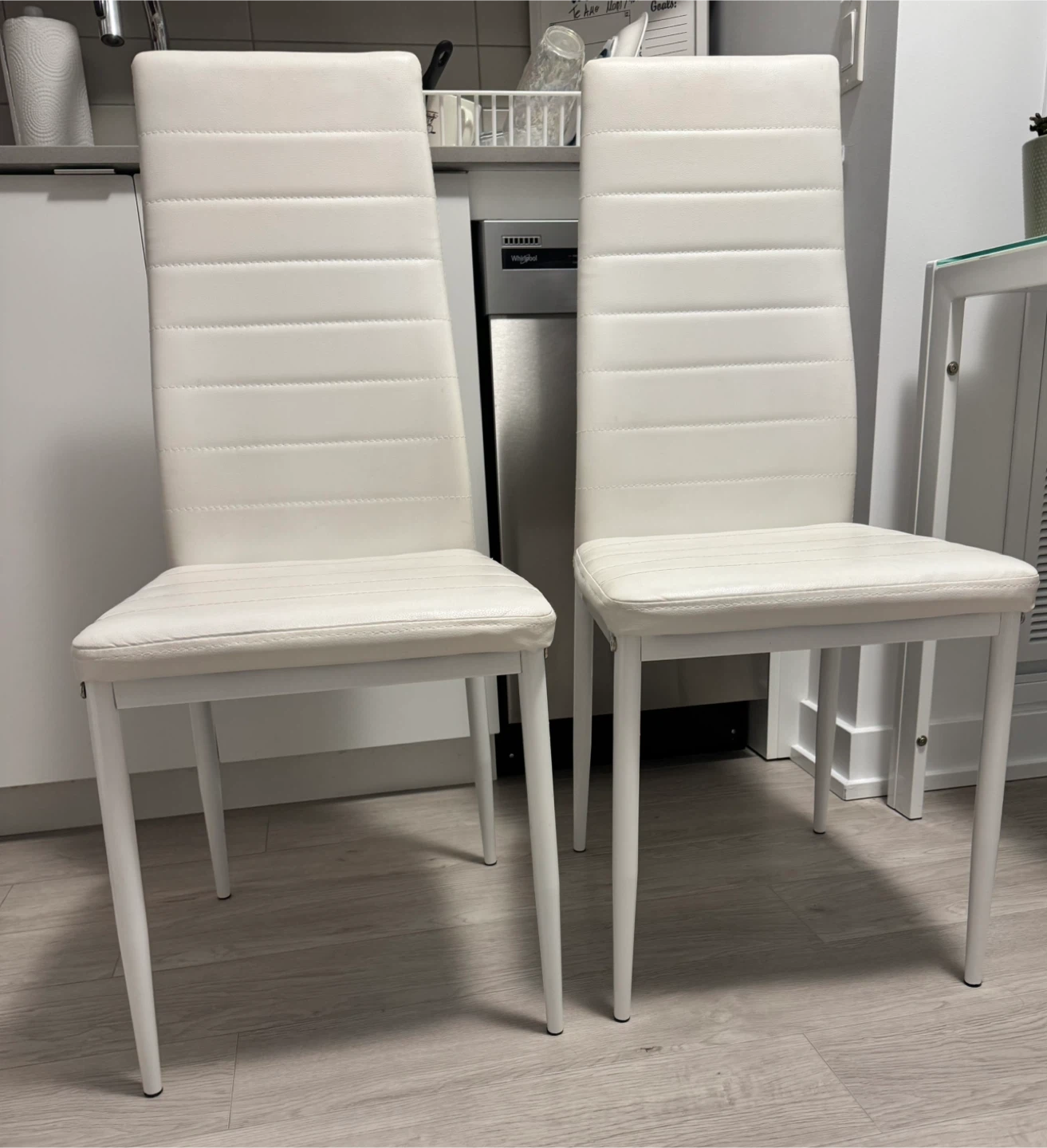 Set of 4 White Dining Chairs 🥕