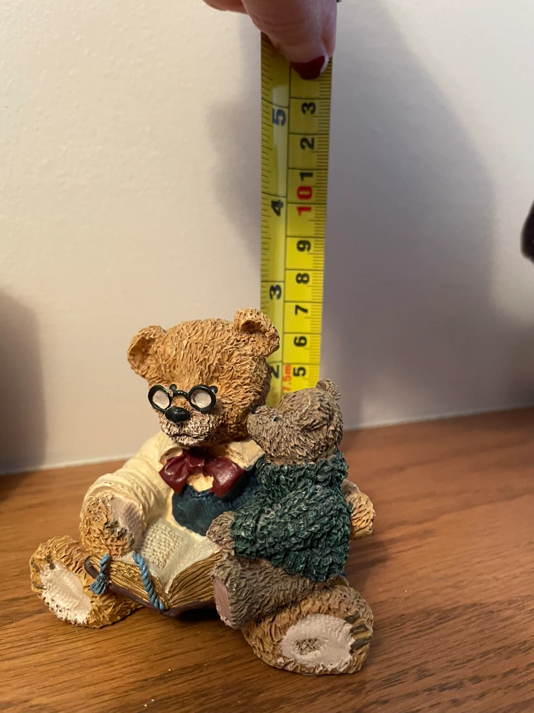 Figurine of two teddy bears reading a book - photo 3