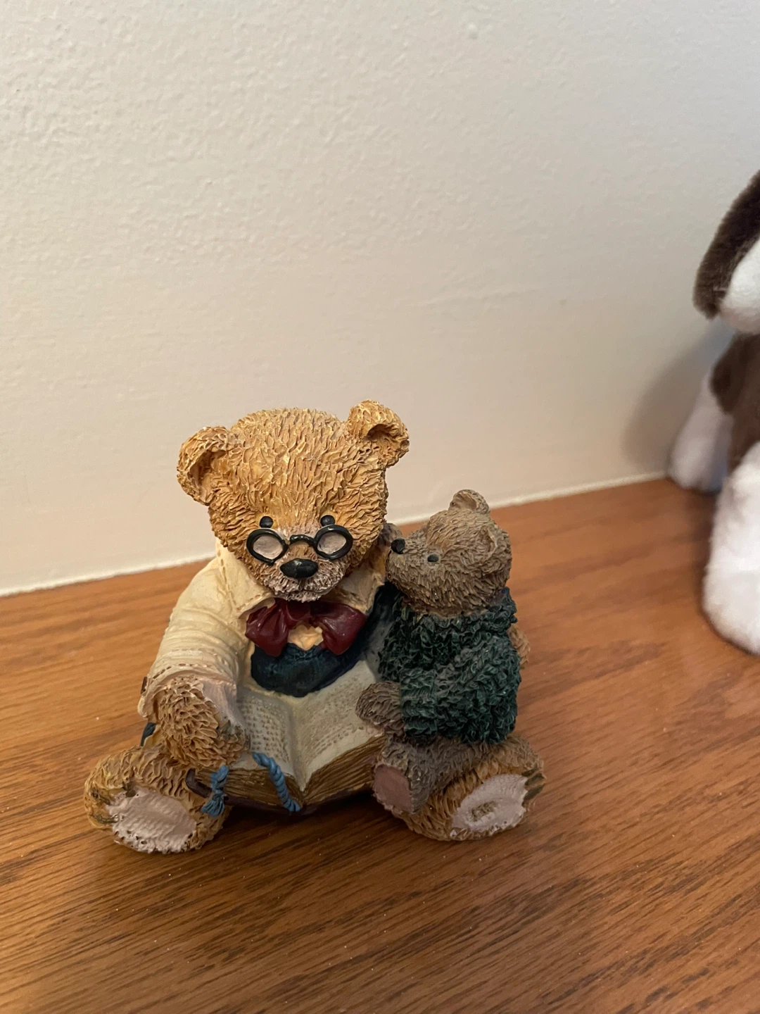 Figurine of two teddy bears reading a book