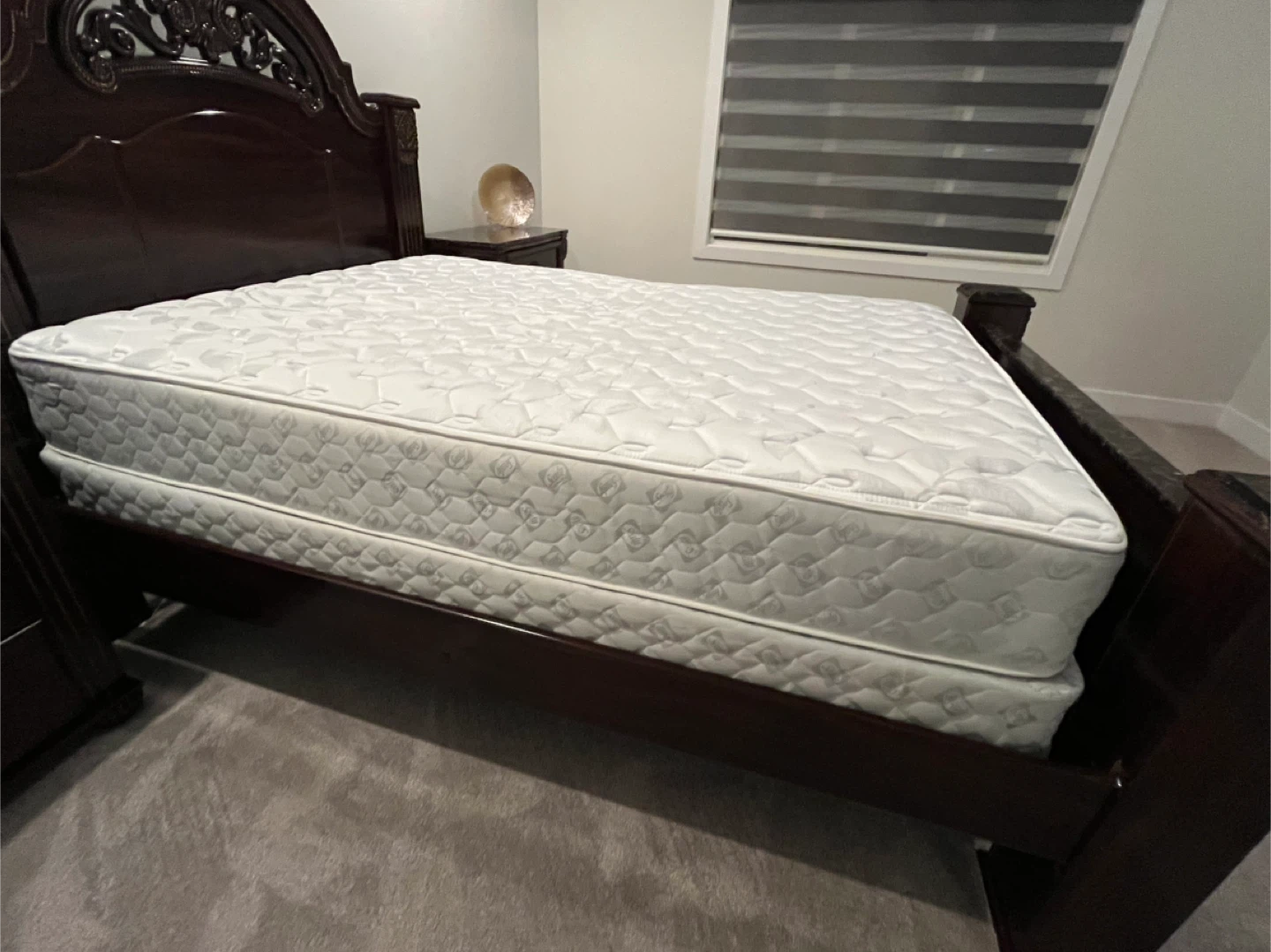Matching queen size mattress and queen spring box - photo 2