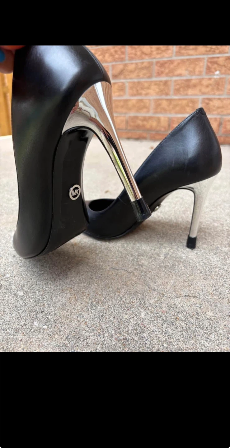 US 8.5 Michael Kors Black Leather Silver Cap Toe Pumps Heels - photo 4