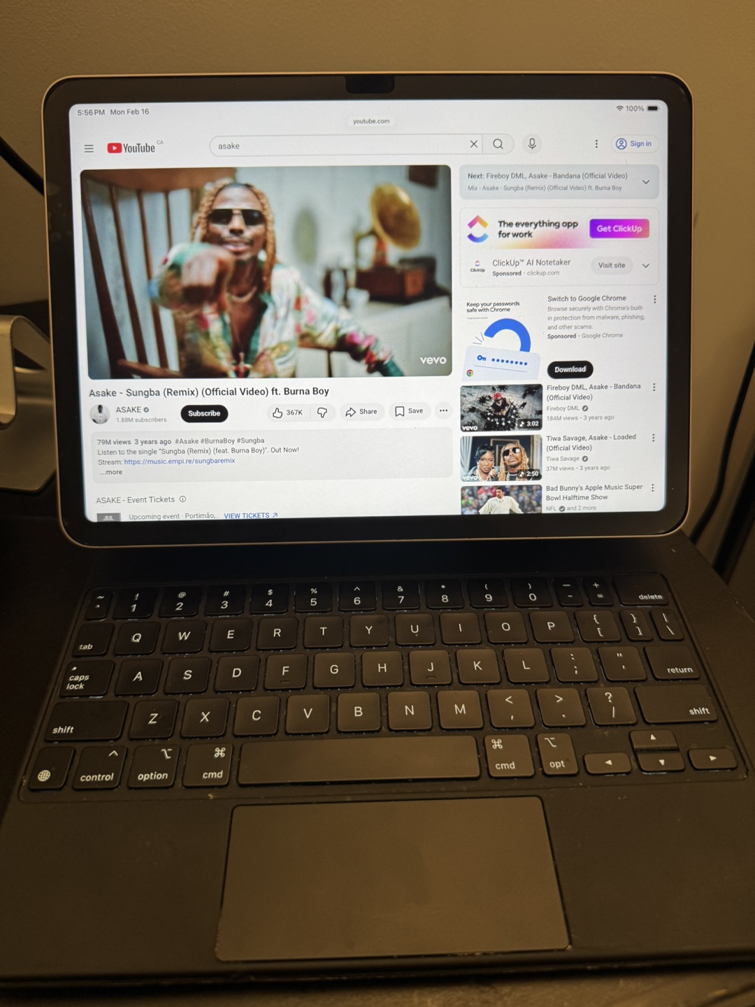 Apple iPad Air 5th Gen M1 with magic keyboard - photo 2
