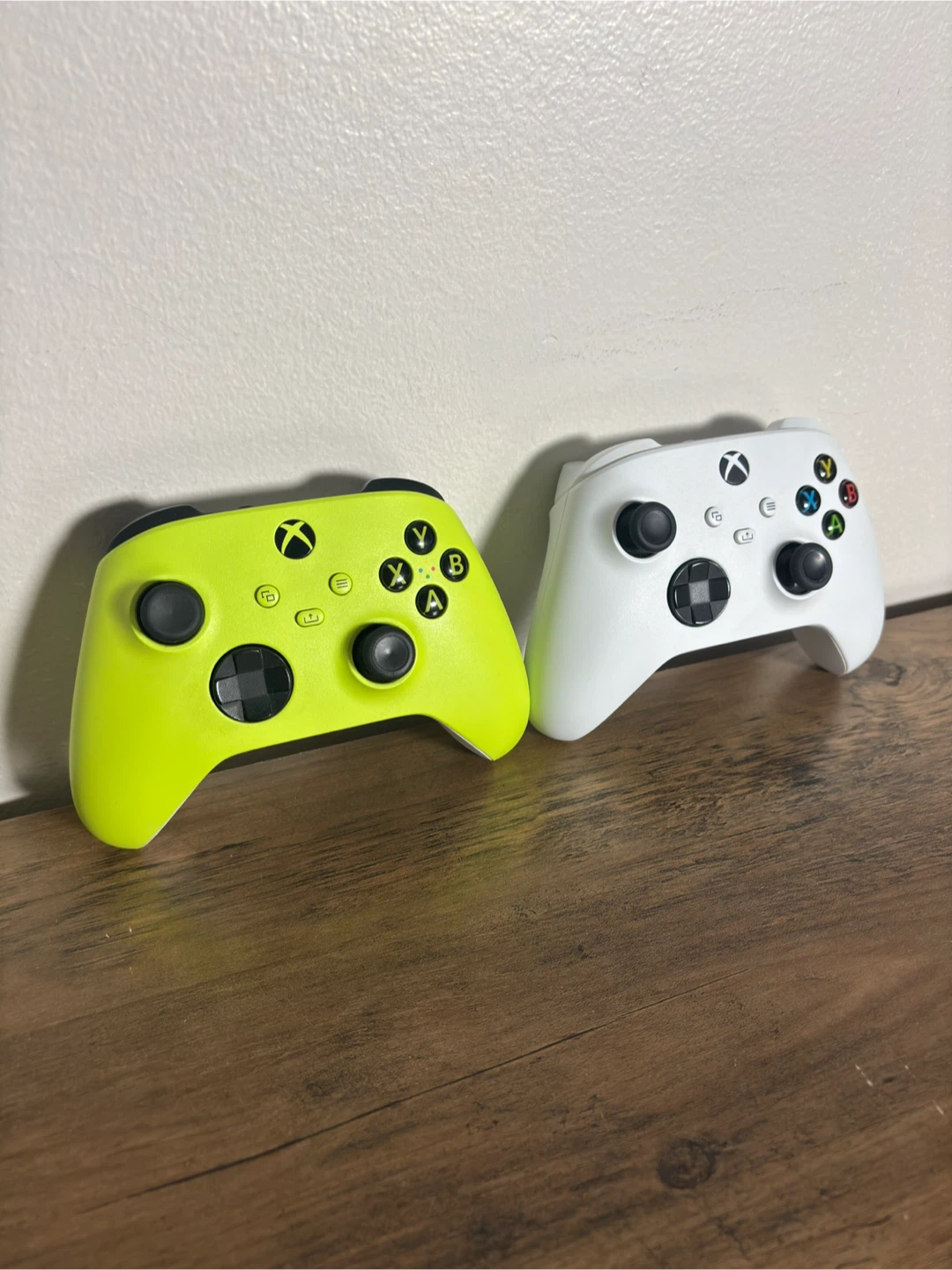 Xbox Series S (512GB) + 2 Controllers & Batteries - Act Now! - photo 4
