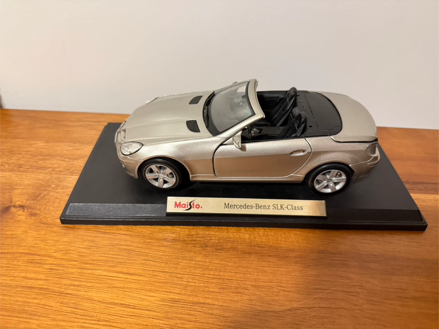 Maisto Mercedes-Benz SLK-Class Convertible Model Car