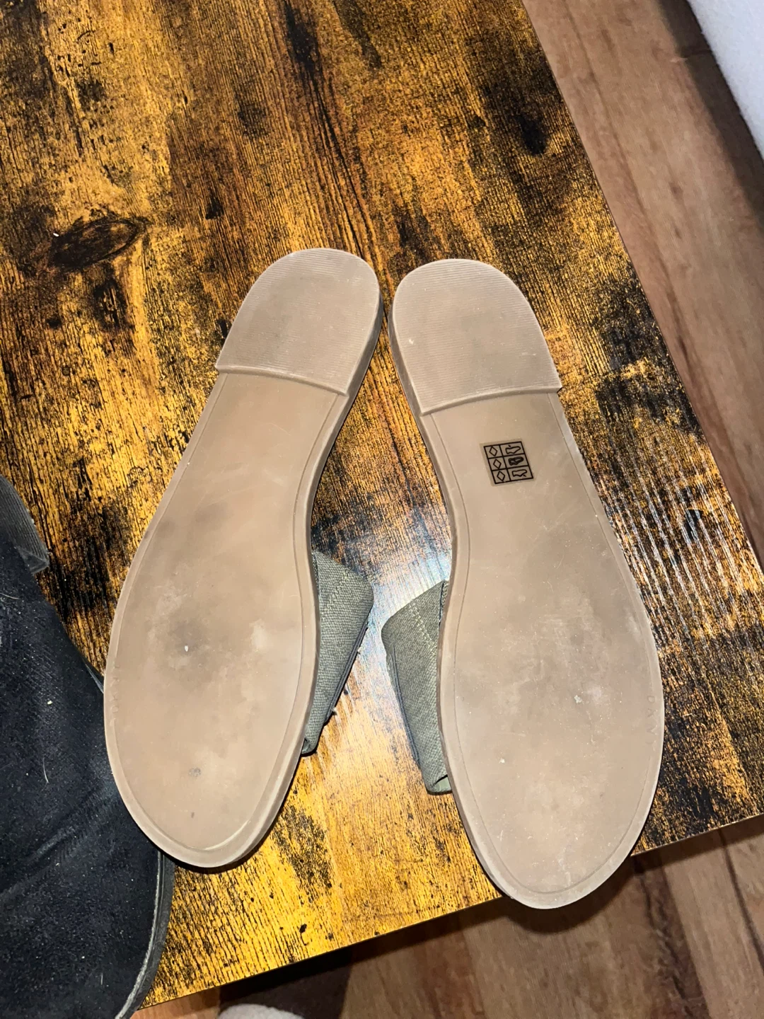 DKNY Olive Green Slides plus free boots - photo 4