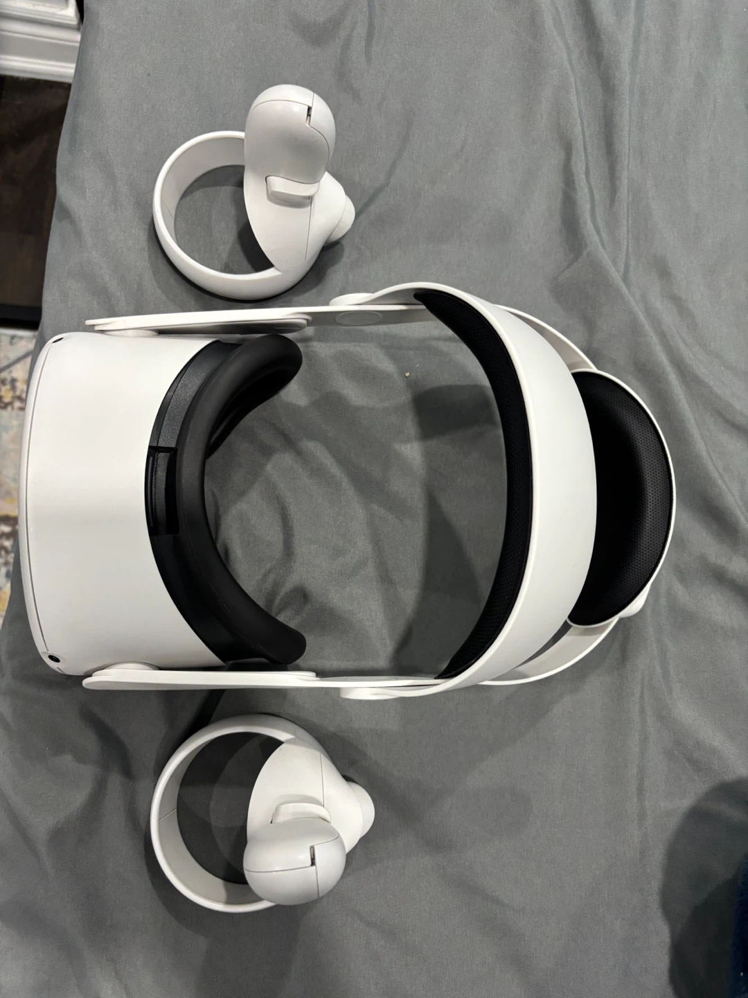 Meta Quest 2 VR Headset with Controllers - photo 2