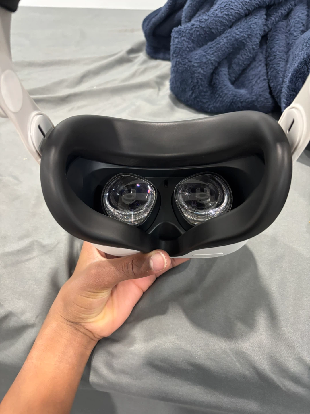 Meta Quest 2 VR Headset with Controllers - photo 3