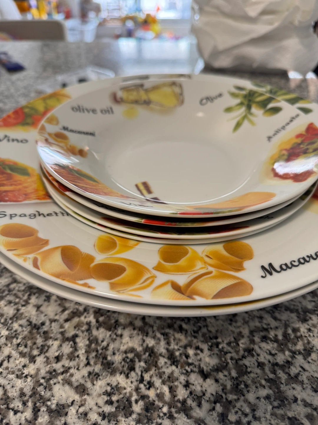 Set of 4 Pasta Design Dinner Plates with two large serving dish