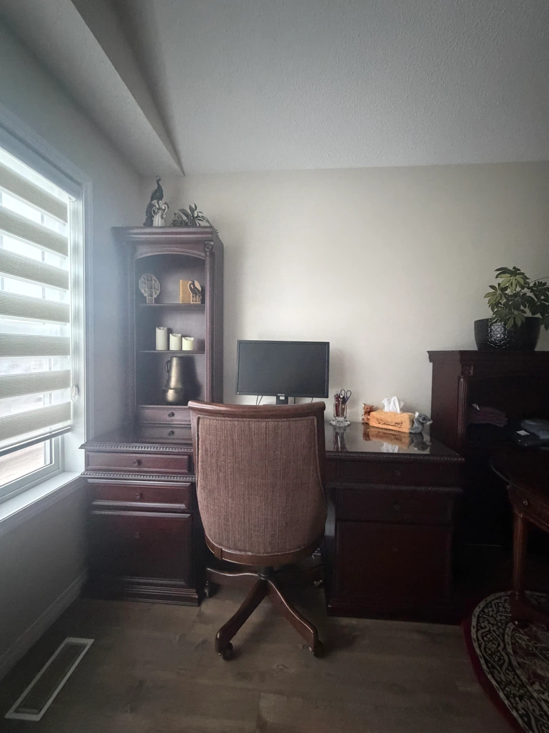 Office Desk - photo 3