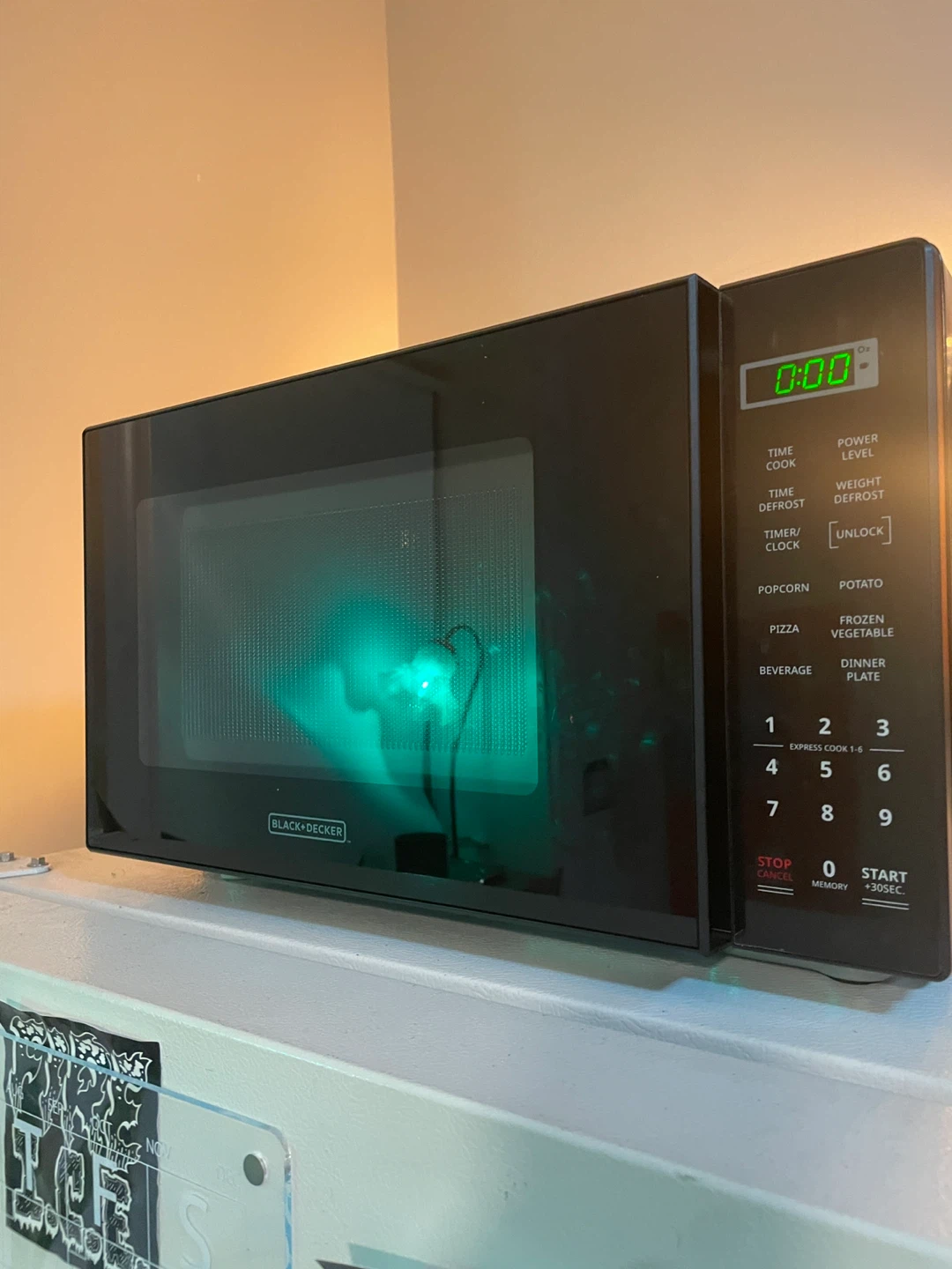 Black + Decker Microwave Oven - Superb Condition