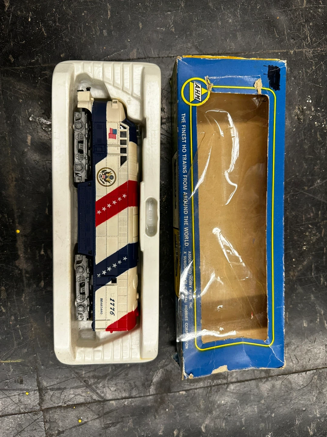 AHM HO Scale Model Train Cars - photo 2