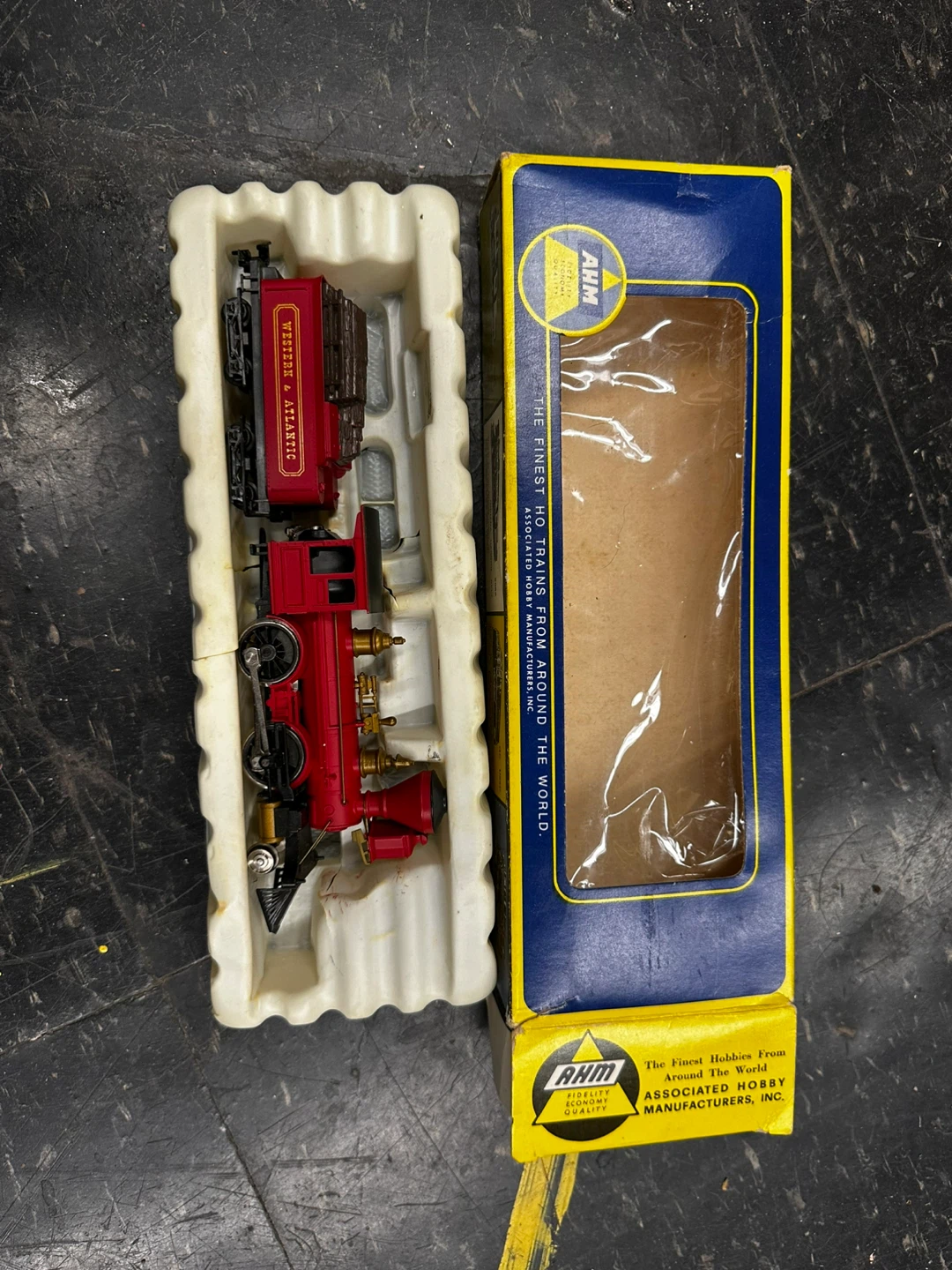 AHM HO Scale Model Train Cars - photo 3