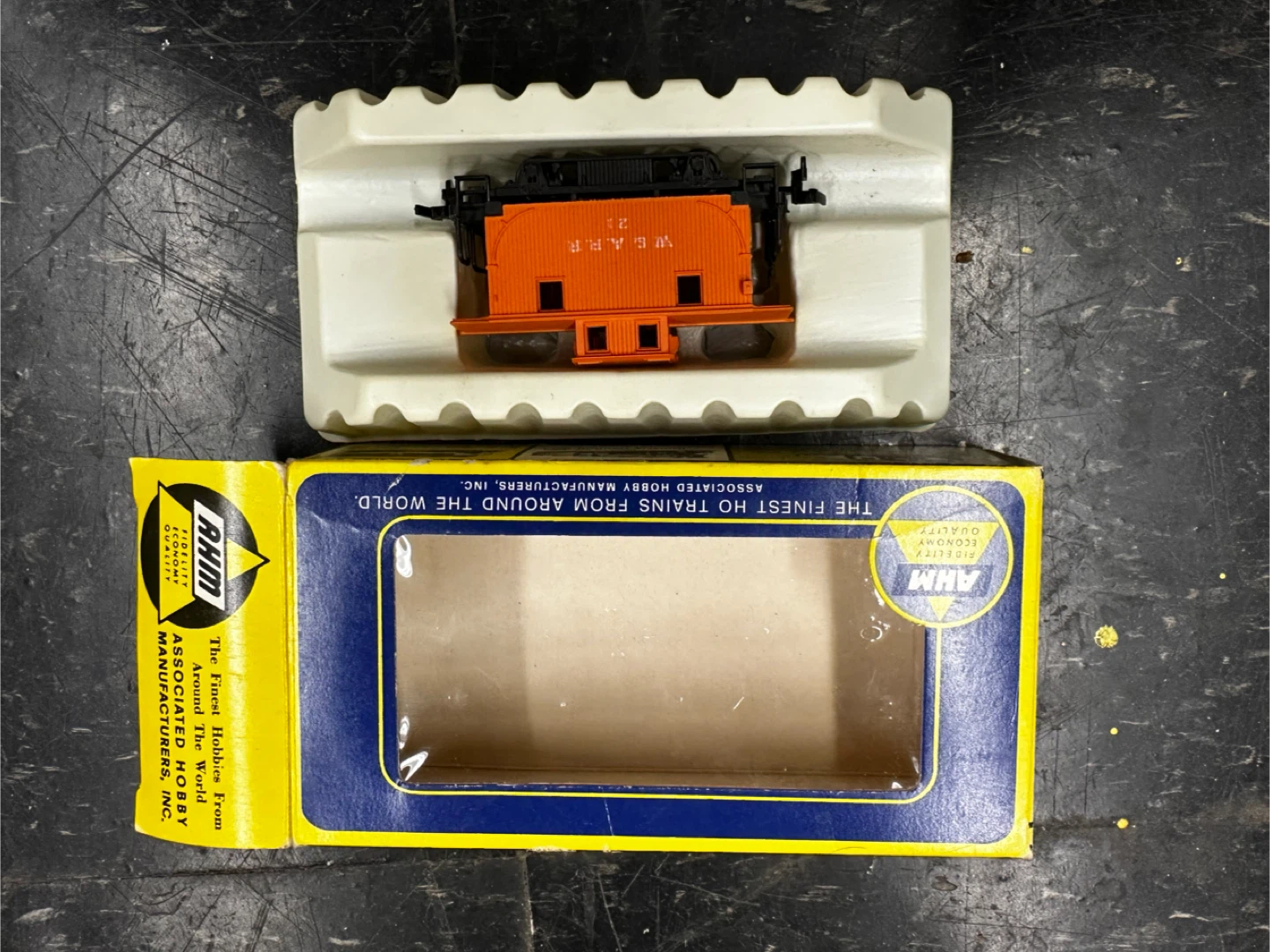 AHM HO Scale Model Train Cars - photo 5