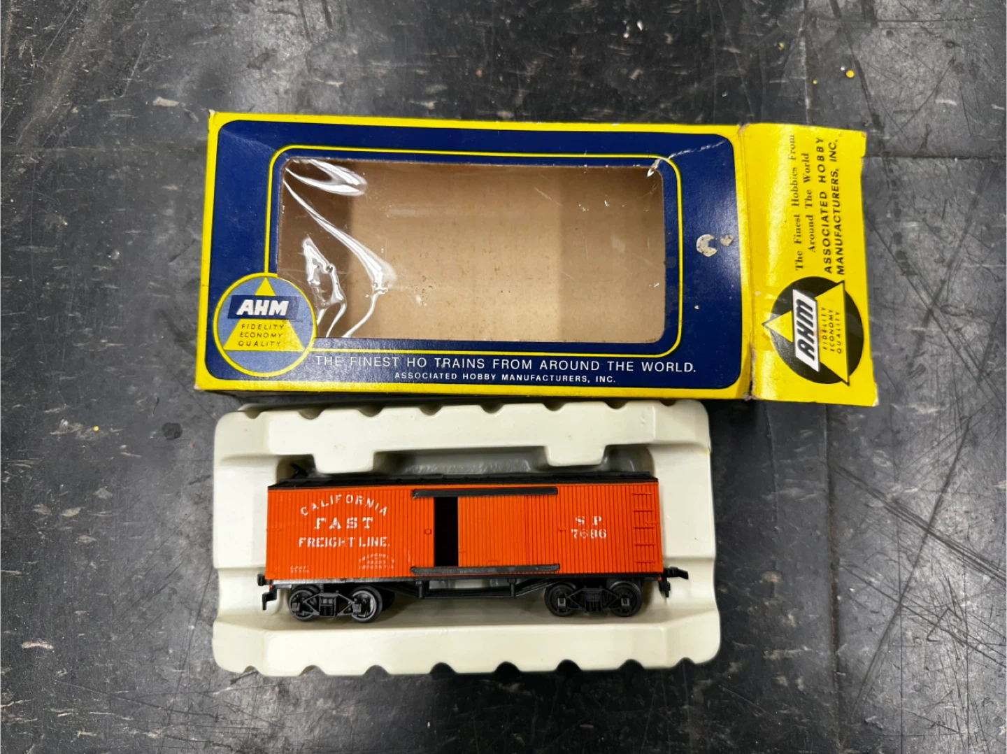 AHM HO Scale Model Train Cars - photo 4