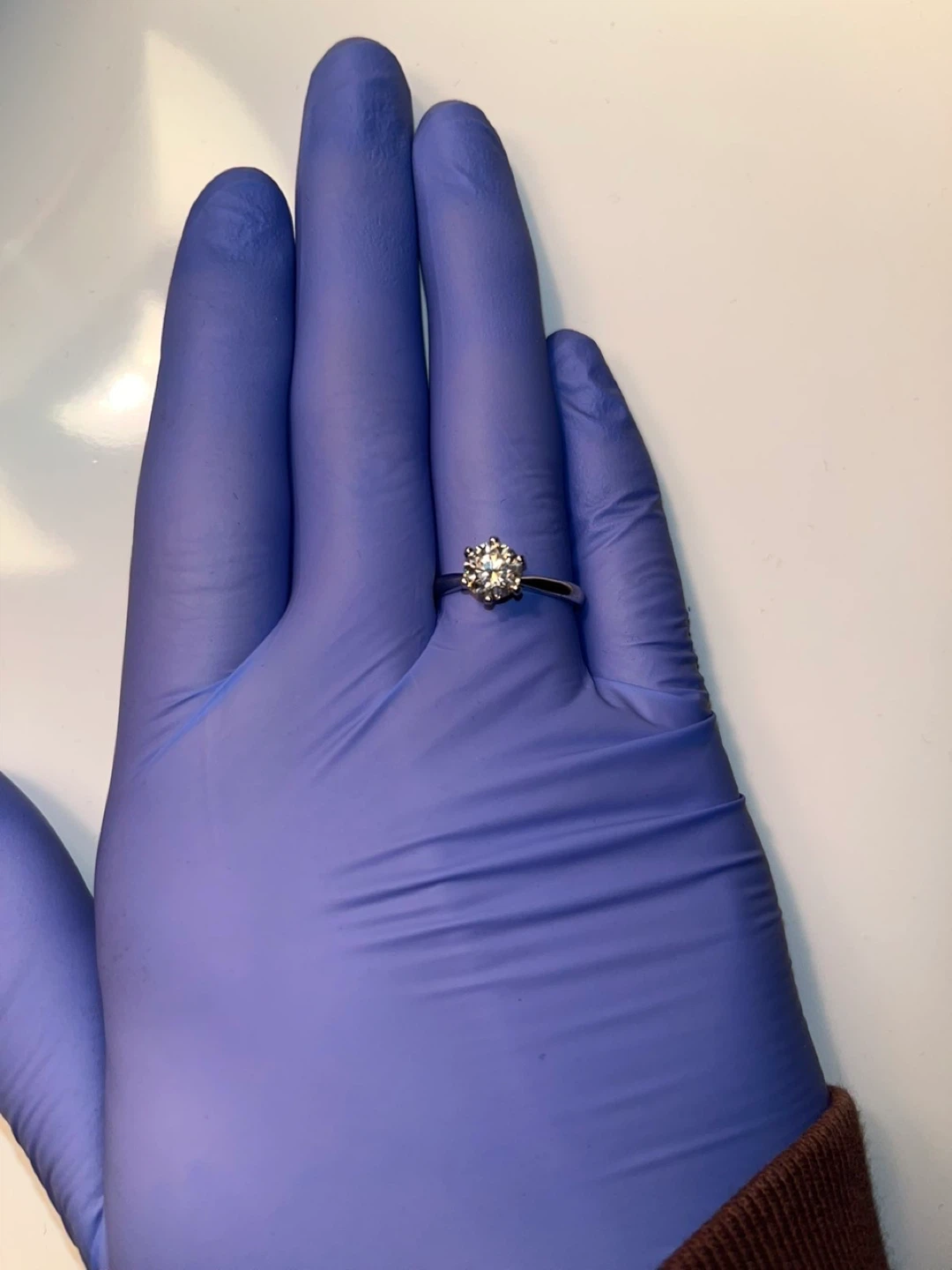 Diamond Solitaire Ring in Black Velvet Box 0.9k - photo 4