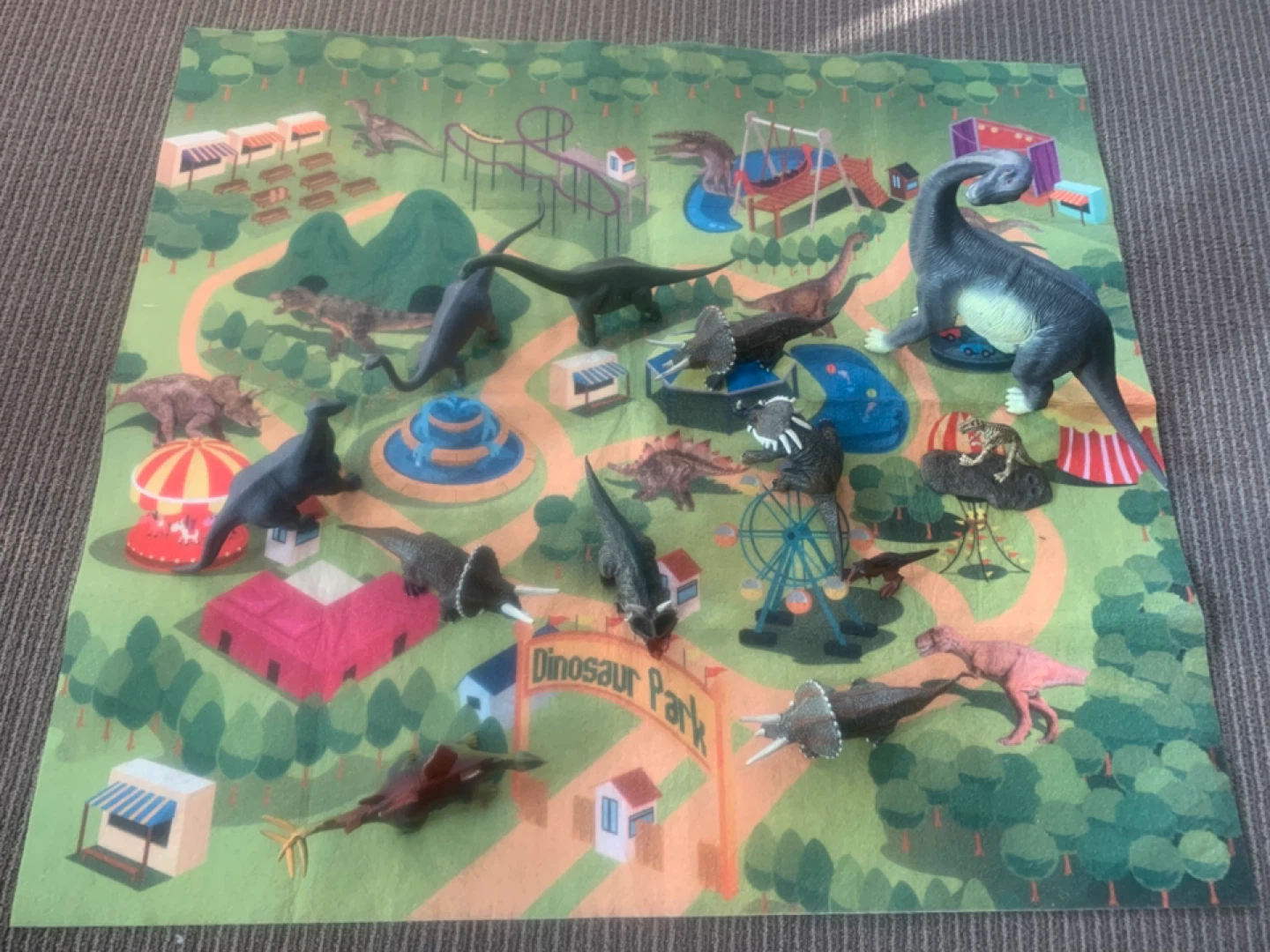 Dinosaur Park Play Mat with 12 Toy Dinosaurs