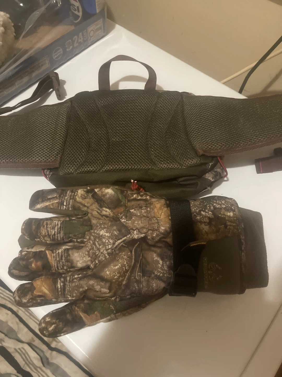 Realtree Camouflage Gloves with Waist Pack - photo 2