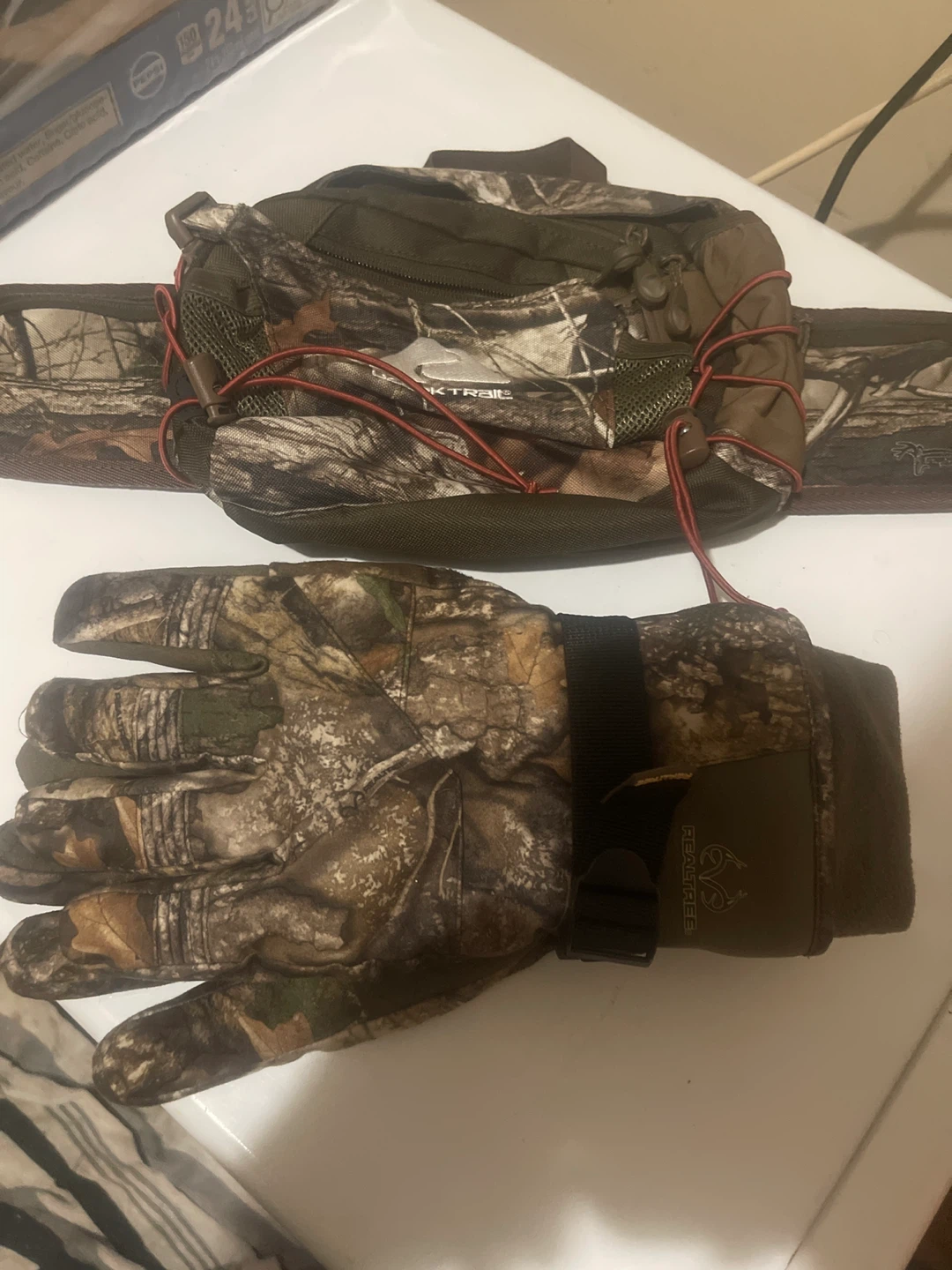 Realtree Camouflage Gloves with Waist Pack