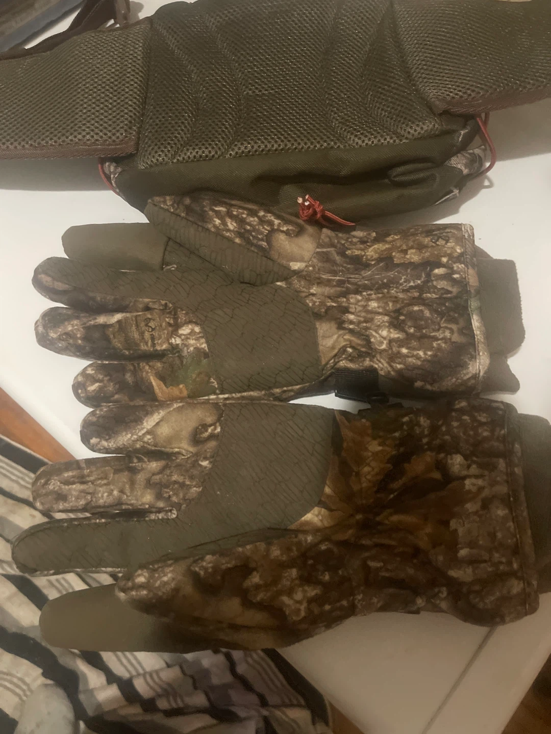 Realtree Camouflage Gloves with Waist Pack - photo 3