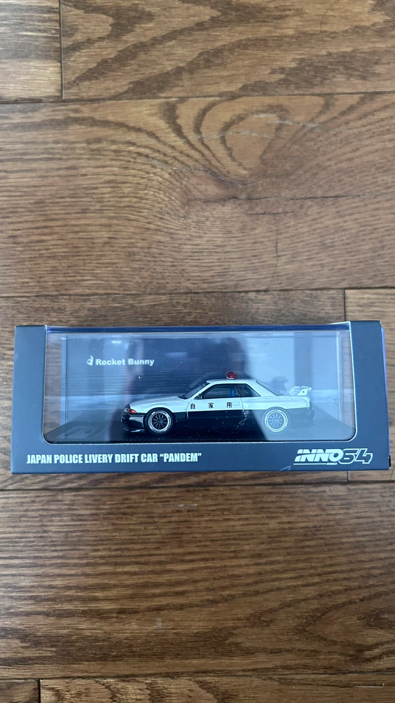 INNO64 Rocket Bunny R32 Skyline Japan Police Livery Drift Car