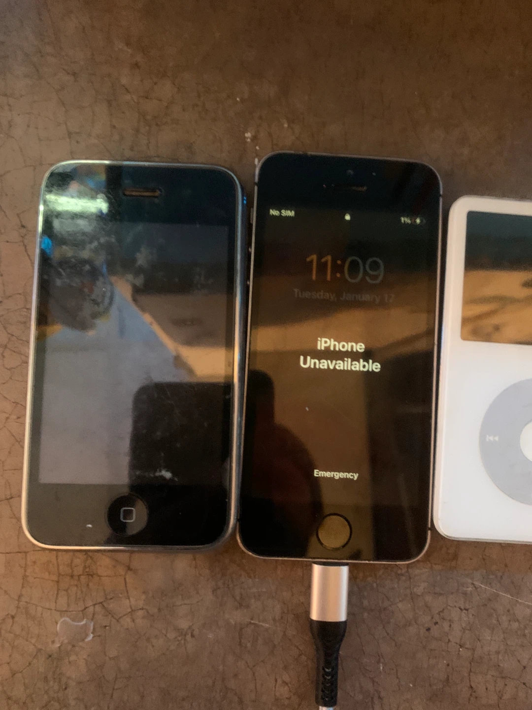 Early IPhones and iPods Iphone 3, 5, and SE Parts - photo 2