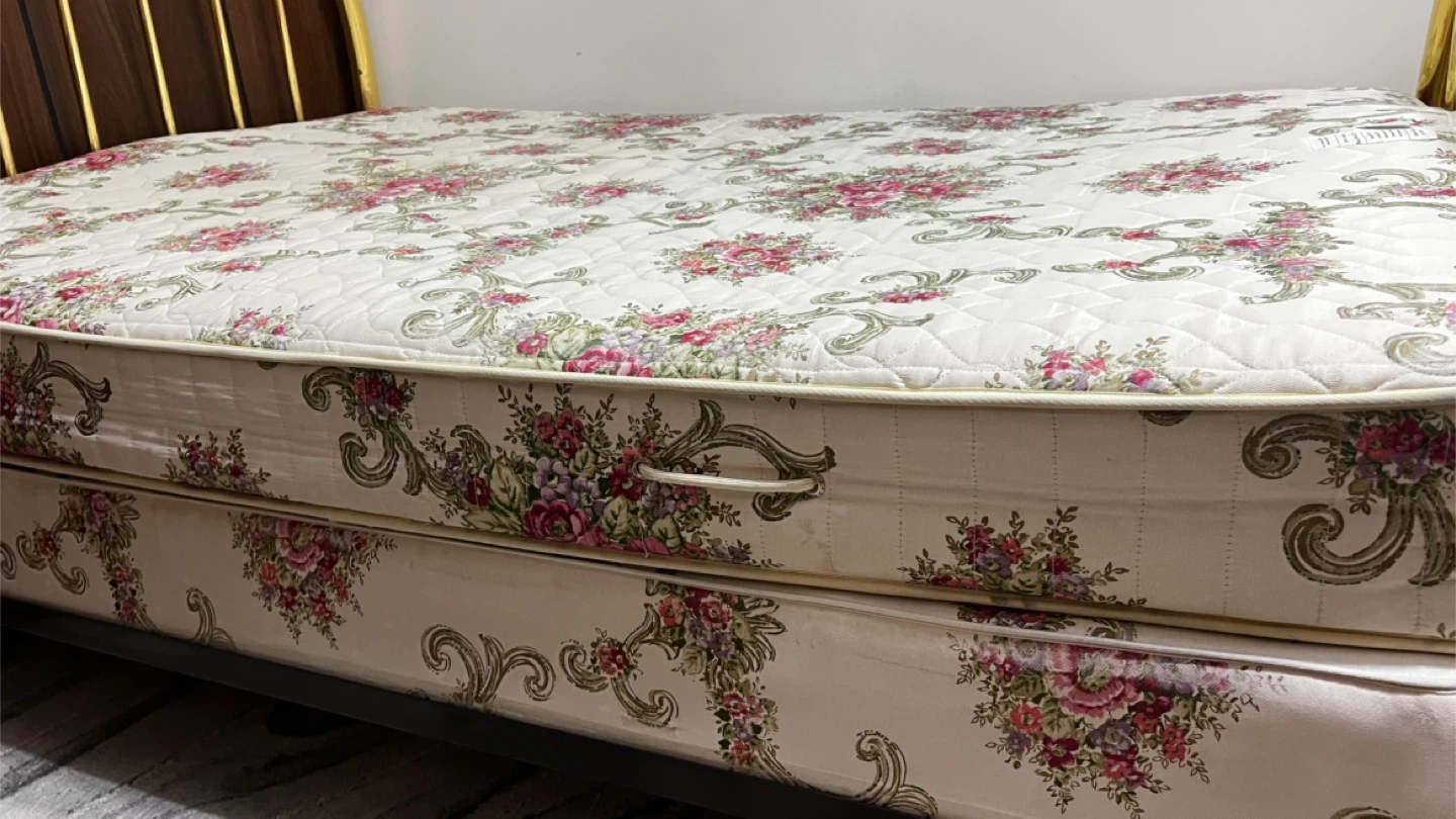 Queen Floral Mattress with Brass Bed Frame - photo 2