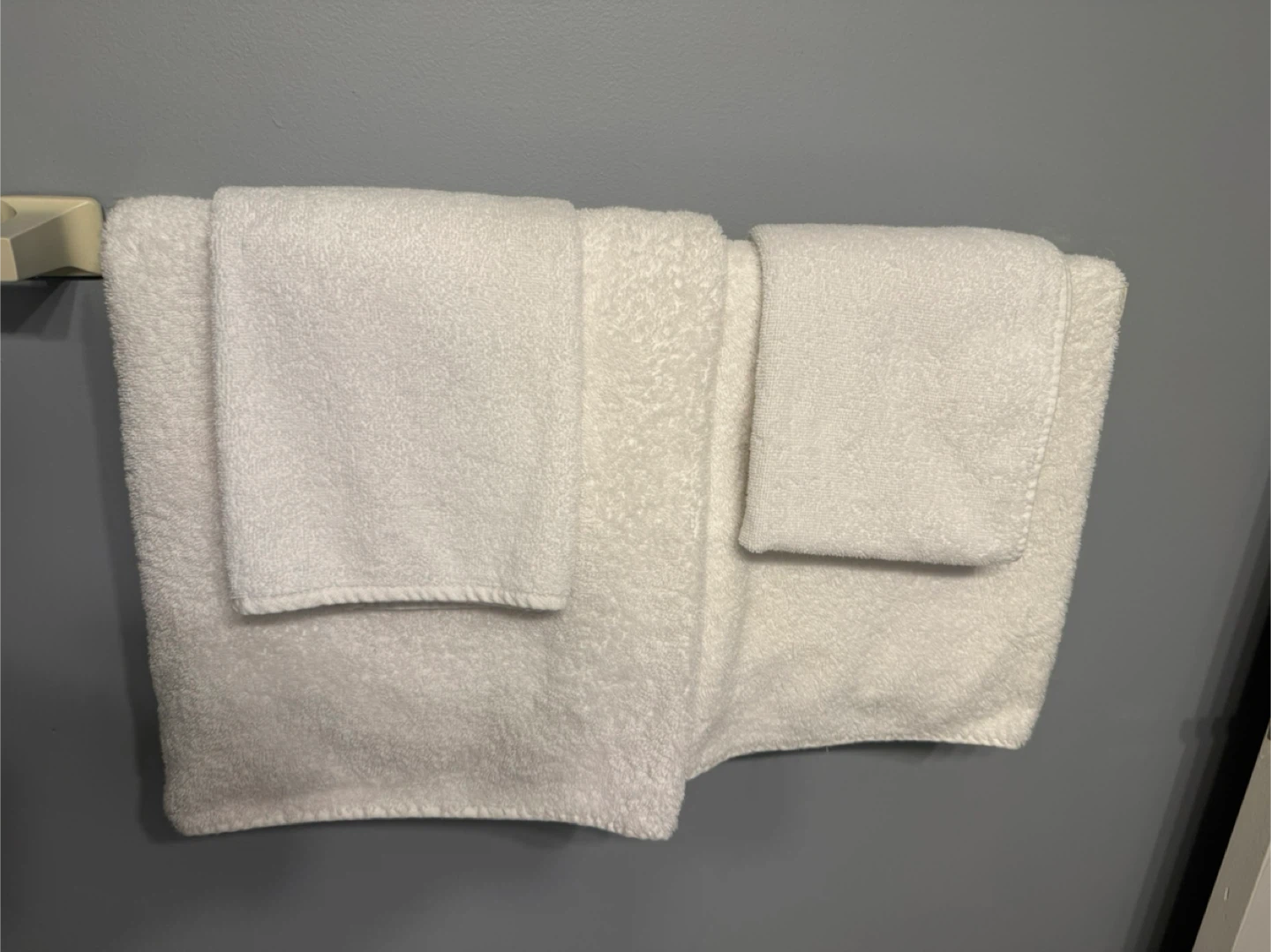 Italia Collection 4-Piece Bathroom Set in White chrome - photo 3