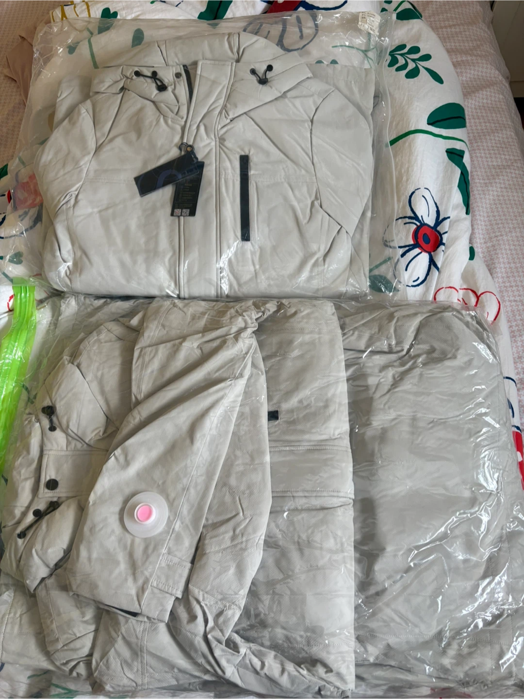 White Hooded Winter down Jacket- new - photo 5