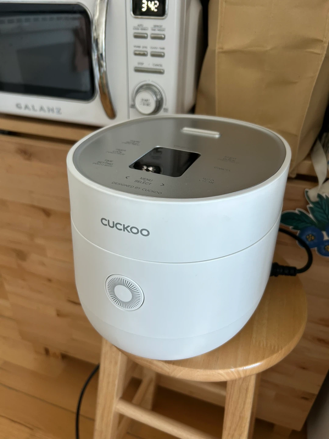 Sleek White CUCKOO Rice Cooker - like new - photo 2