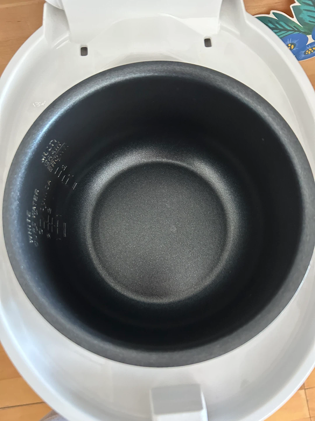 Sleek White CUCKOO Rice Cooker - like new - photo 5