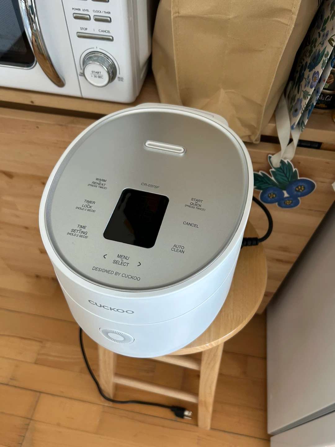 Sleek White CUCKOO Rice Cooker - like new - photo 3